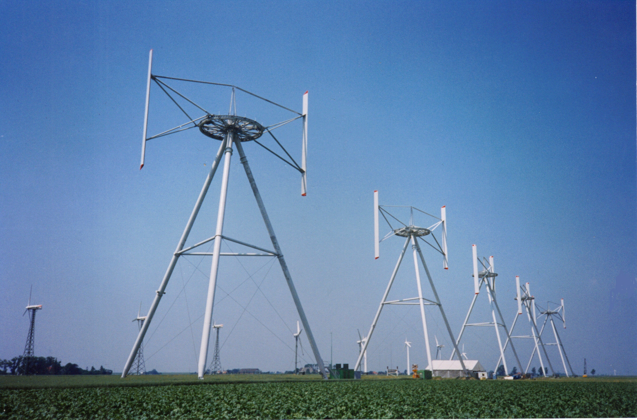 Person schaut hoch zu Umspannwerk